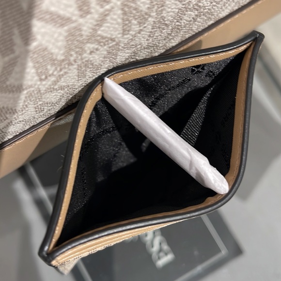 MICHAEL KORS MENS
Cooper Graphic Logo Tall Card Case
36S3LCOD2B
COLOR:Yellow
NWT - Picture 8 of 16